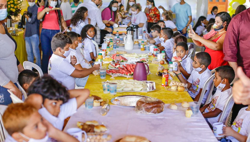 Cerca de 50 crianças participaram do café da manhã