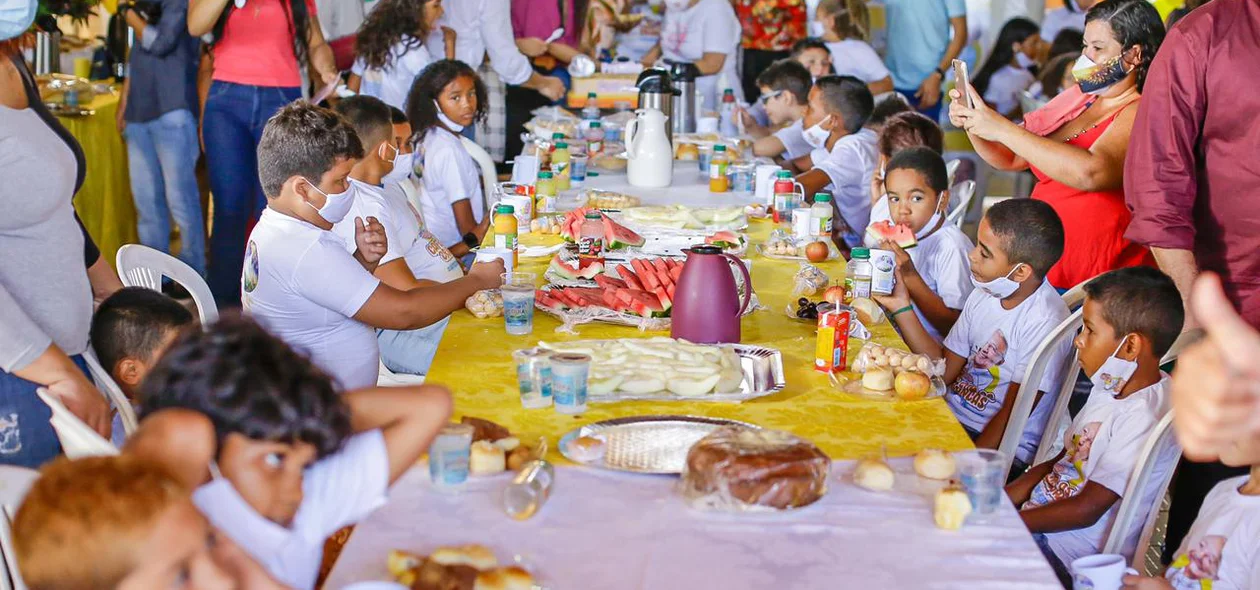 Cerca de 50 crianças participaram do café da manhã