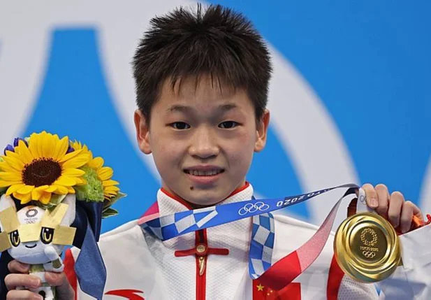 Chinesa de 14 anos fatura ouro nos saltos ornamentais com 24 notas 10