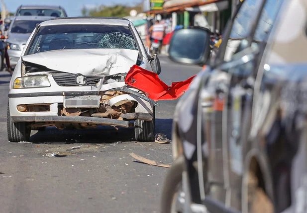 Colisão entre carro e moto deixa homem morto em Teresina