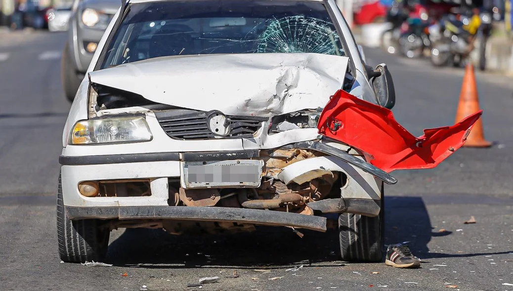 Colisão frontal foi tão forte que parte da moto ficou presa ao carro na Avenida Mirtes Melão