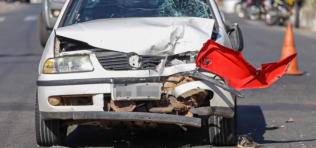 Colisão frontal foi tão forte que parte da moto ficou presa ao carro na Avenida Mirtes Melão