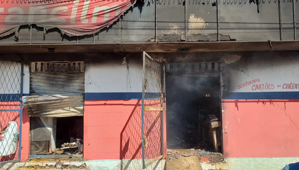 Comercial Francilmar ficou totalmente destruído