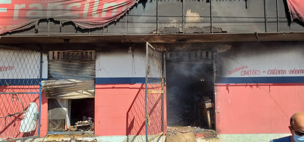 Comercial Francilmar ficou totalmente destruído