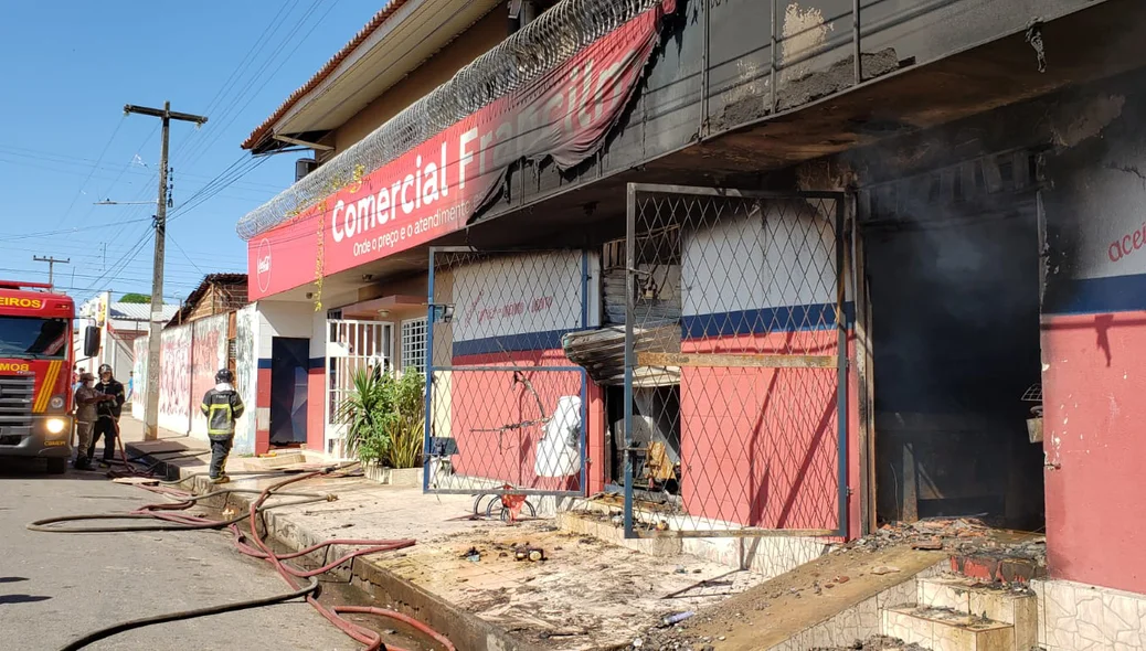 Corpo de Bombeiros no local