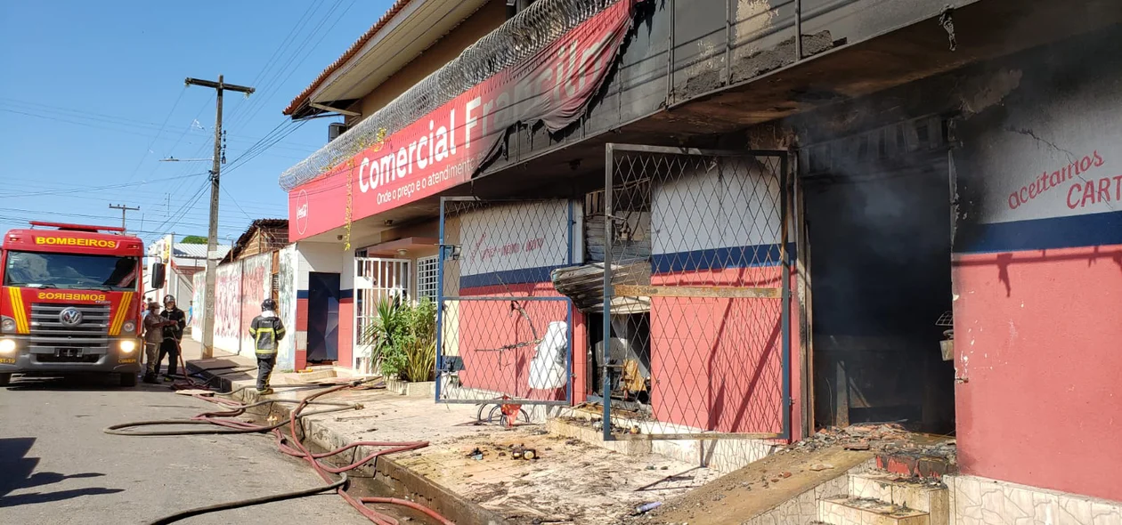 Corpo de Bombeiros no local