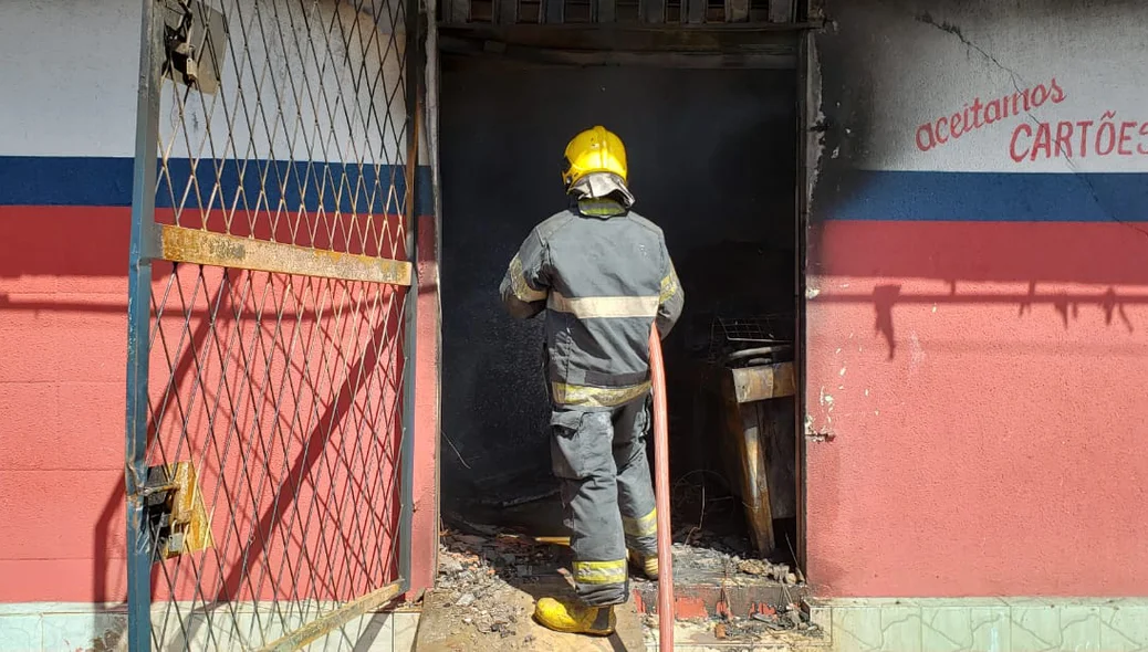 Corpo de Bombeiros tentando apagar fogo em comercial