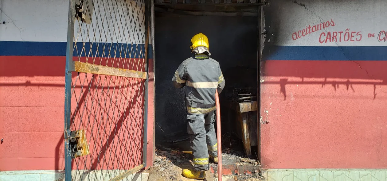 Corpo de Bombeiros tentando apagar fogo em comercial