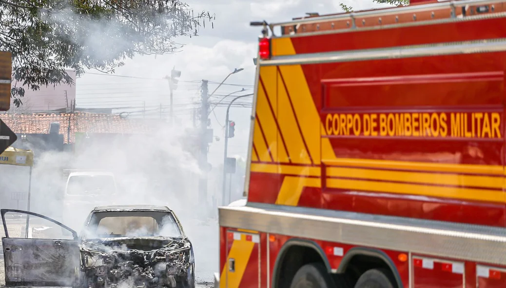 Corpo de Bombeiros tentou controlar as chamas