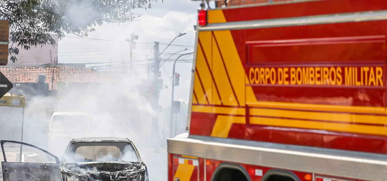 Corpo de Bombeiros tentou controlar as chamas