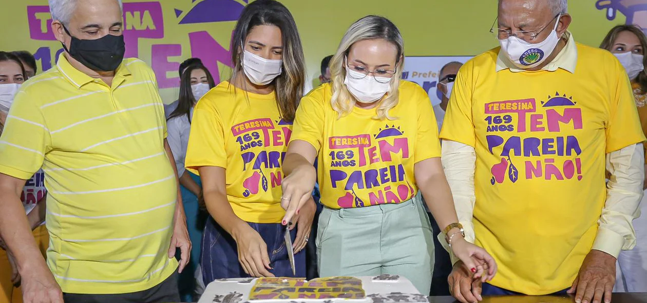 Corte tradicional do bolo de aniversário de Teresina