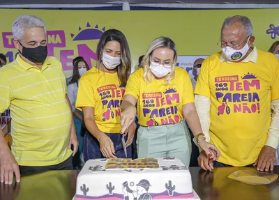 Corte tradicional do bolo de aniversário de Teresina