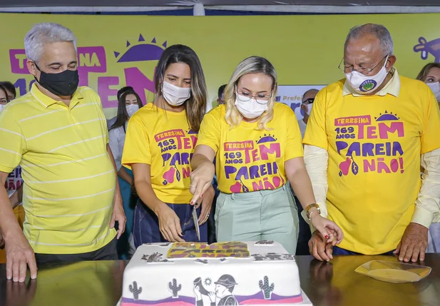 Corte tradicional do bolo de aniversário de Teresina