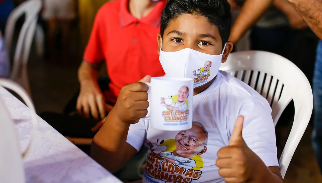 Criança no café da manhã