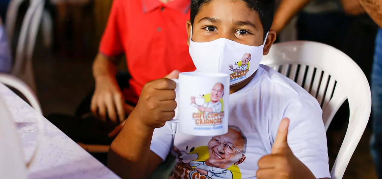 Criança no café da manhã