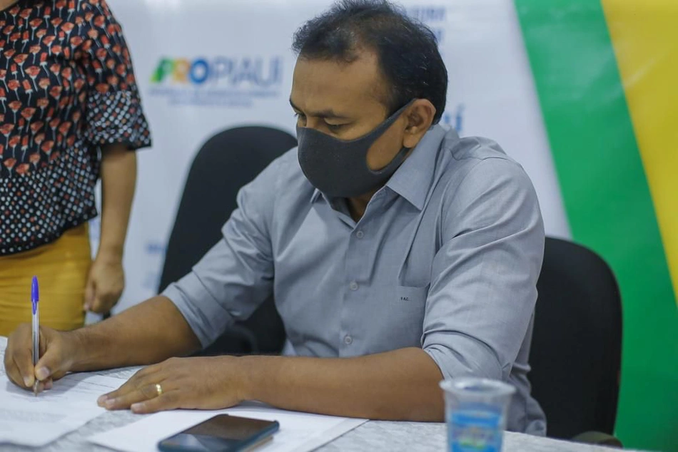 Deputado federal Fábio Abreu assina convênio