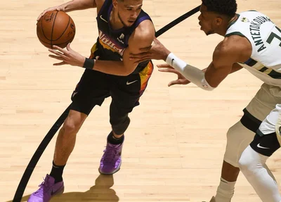 Devin Booker e Giannis Antetokounmpo