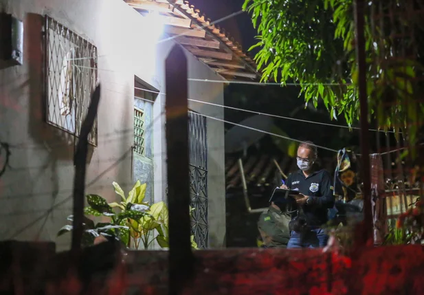 DHPP colhendo informações no local do crime