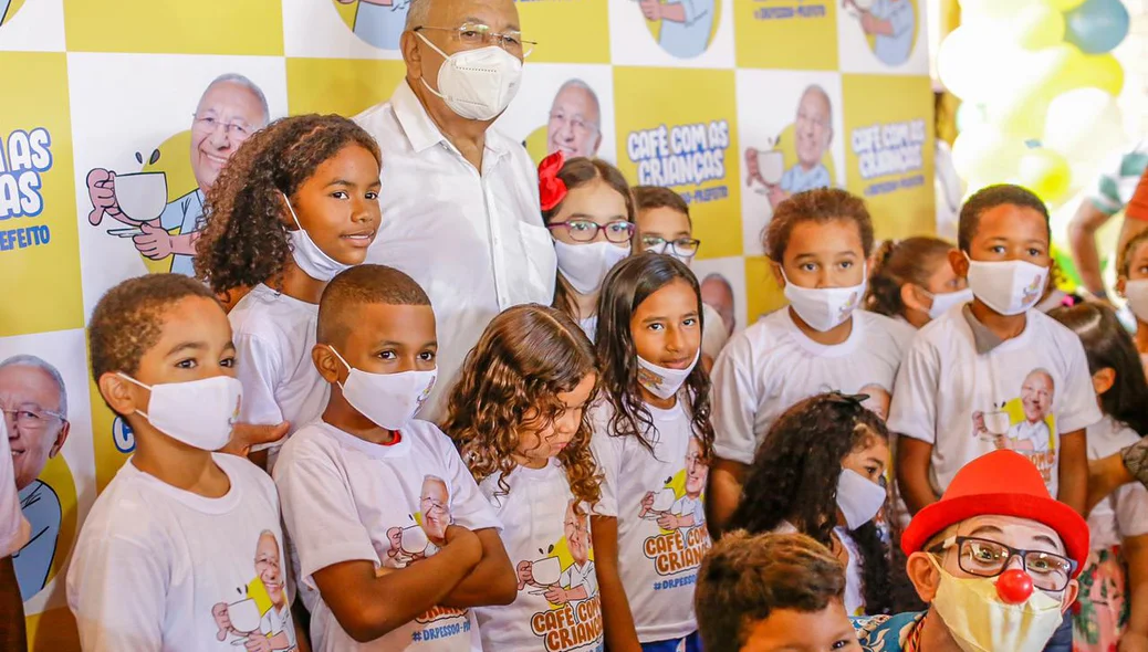 Dr. Pessoa com as crianças