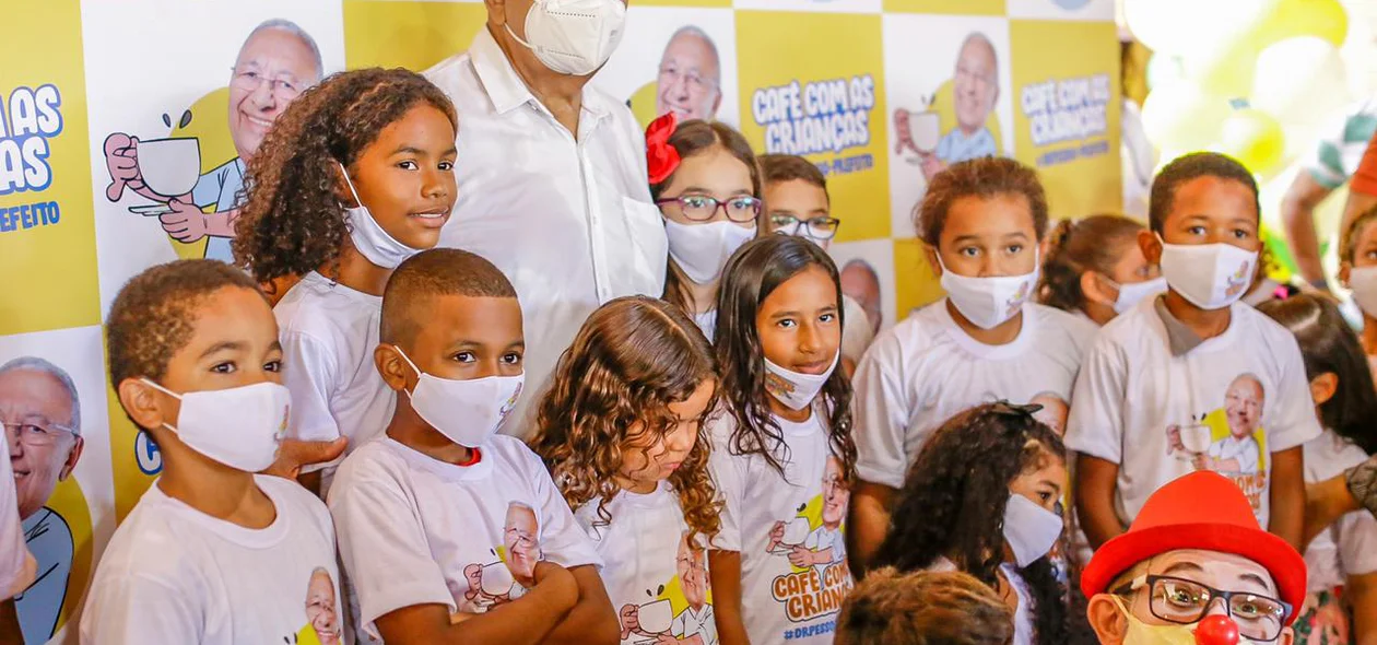 Dr. Pessoa com as crianças