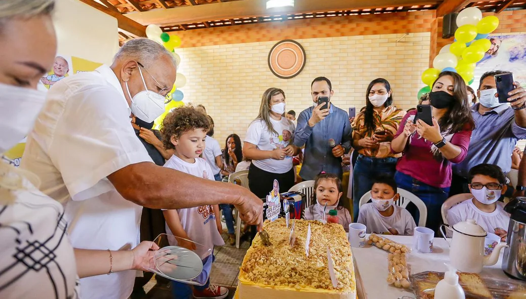 Dr. Pessoa corta o bolo