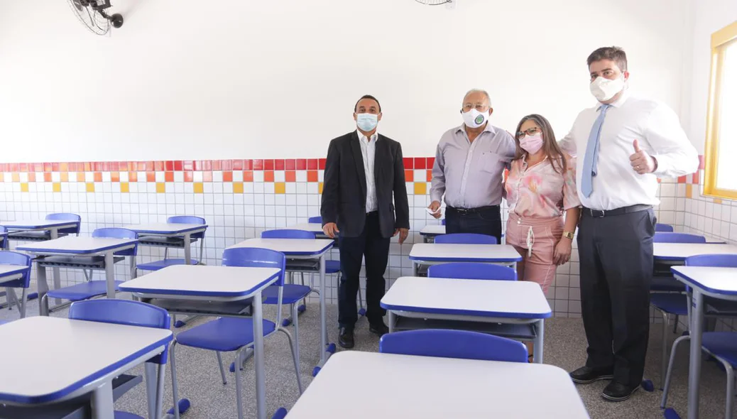 Dr. Pessoa e Nouga Cardoso na inauguração da escola