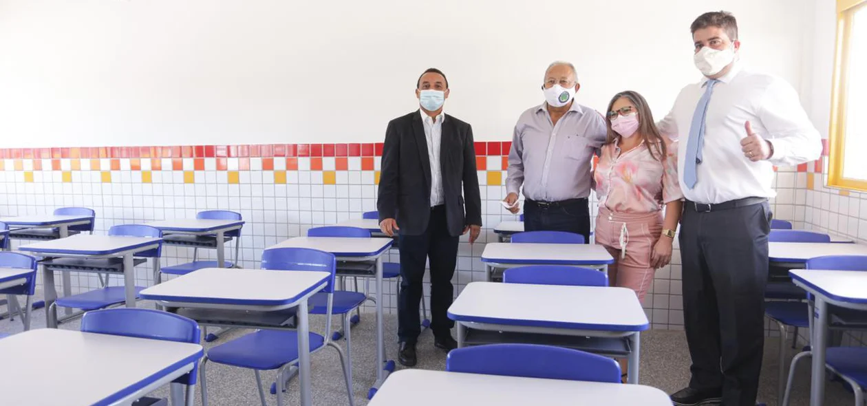 Dr. Pessoa e Nouga Cardoso na inauguração da escola