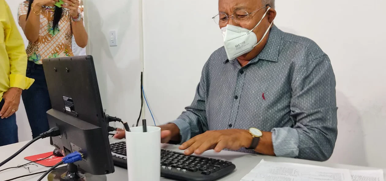 Dr. Pessoa em uma das salas