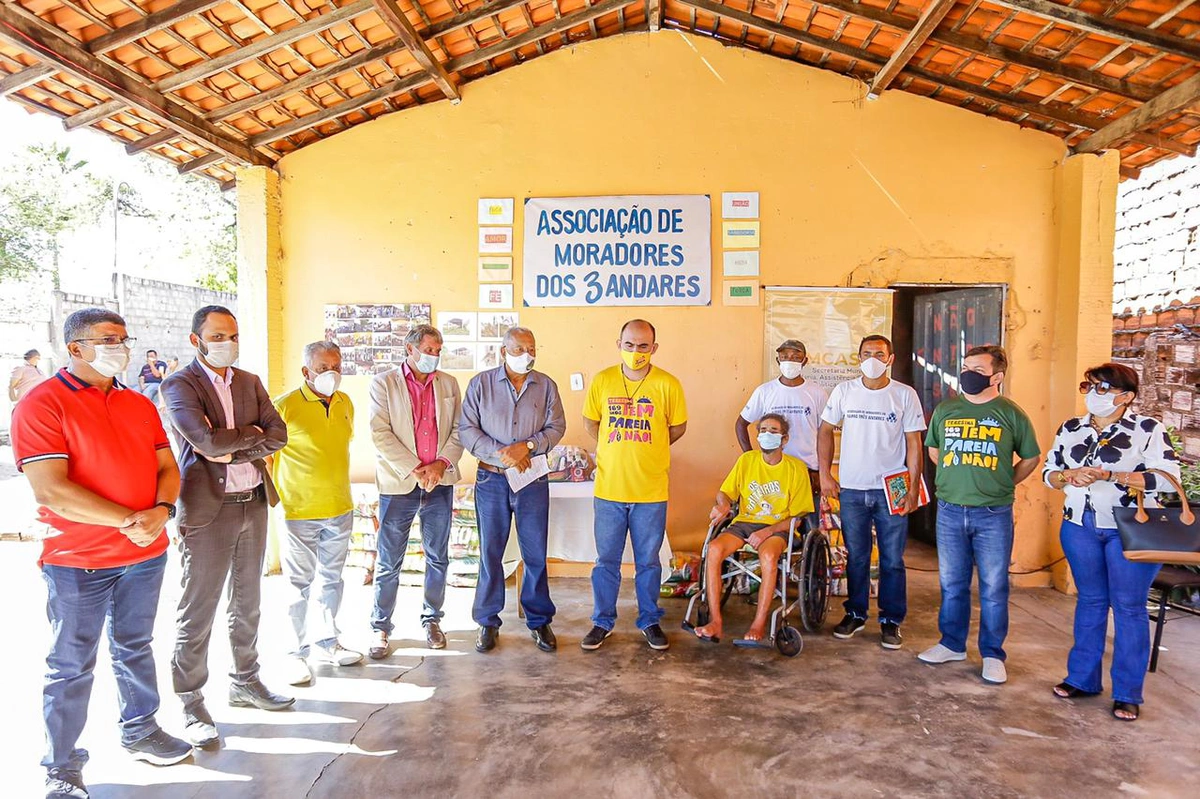 Dr. Pessoa entrega cestas básicas para moradores do bairro Três Andares