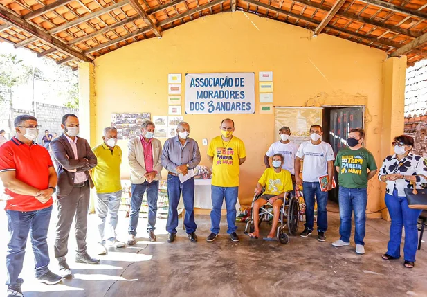 Dr. Pessoa entrega cestas básicas para moradores do bairro Três Andares