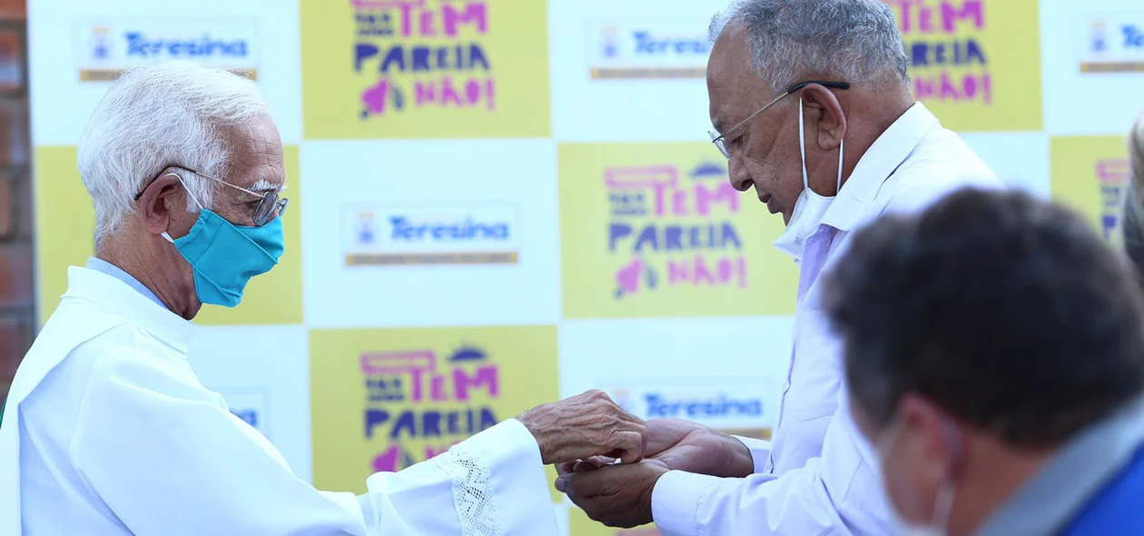 Dr. Pessoa participando da missa de comemoração do Hospital da Primavera