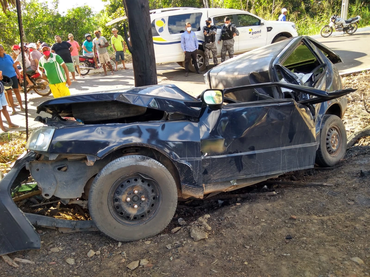 Duas pessoas morrem após carro bater em árvore na cidade de Uruçuí