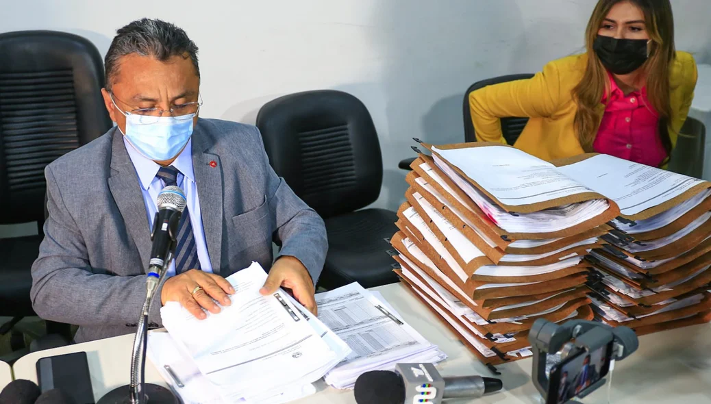 Dudu ao lado dos documentos colhidos na CPI