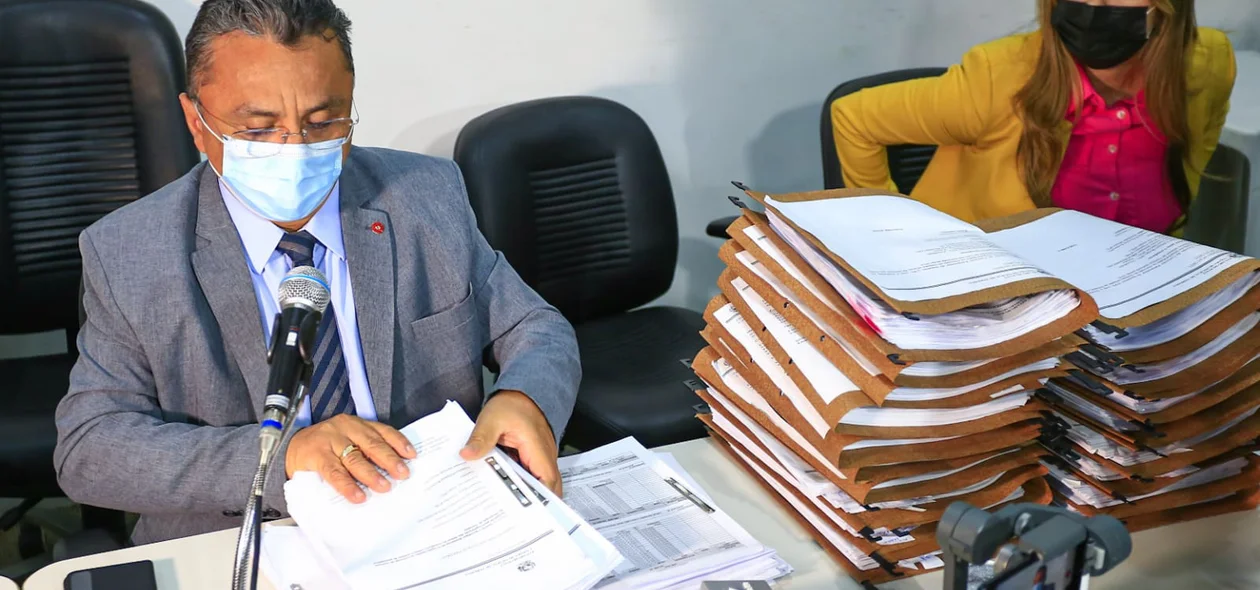Dudu ao lado dos documentos colhidos na CPI