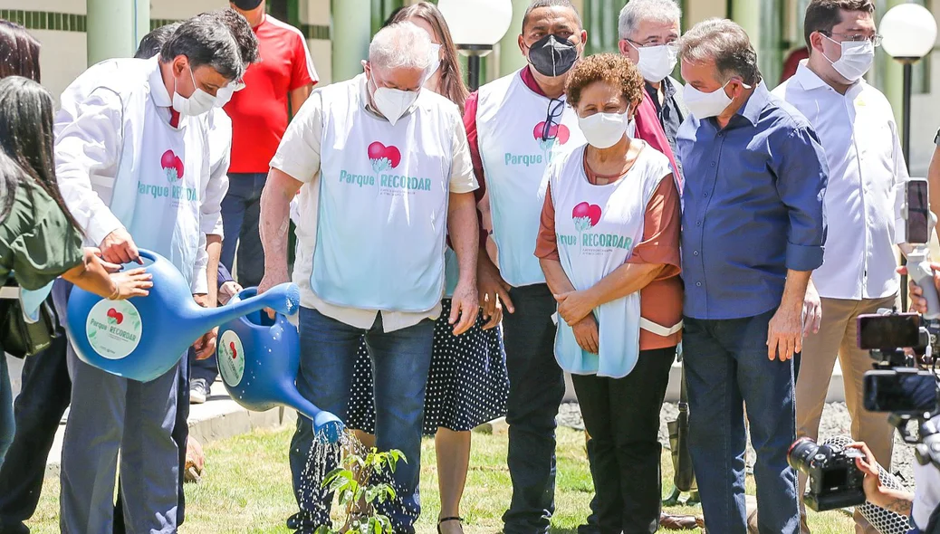 Ex-presidente Lula homenageia vítimas da covid