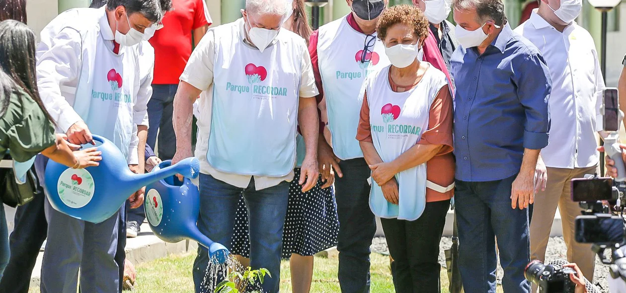 Ex-presidente Lula homenageia vítimas da covid
