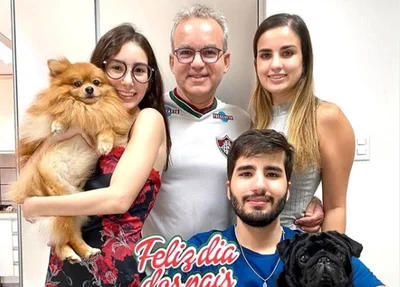 Firmino Filho ao lado de seus filhos Bárbara, Bruno e Cristina