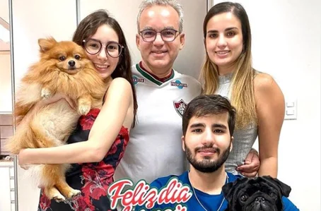 Firmino Filho ao lado de seus filhos Bárbara, Bruno e Cristina