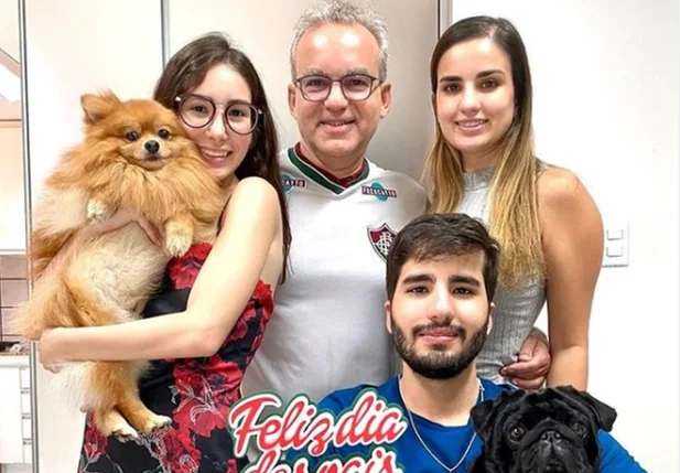 Firmino Filho ao lado de seus filhos Bárbara, Bruno e Cristina