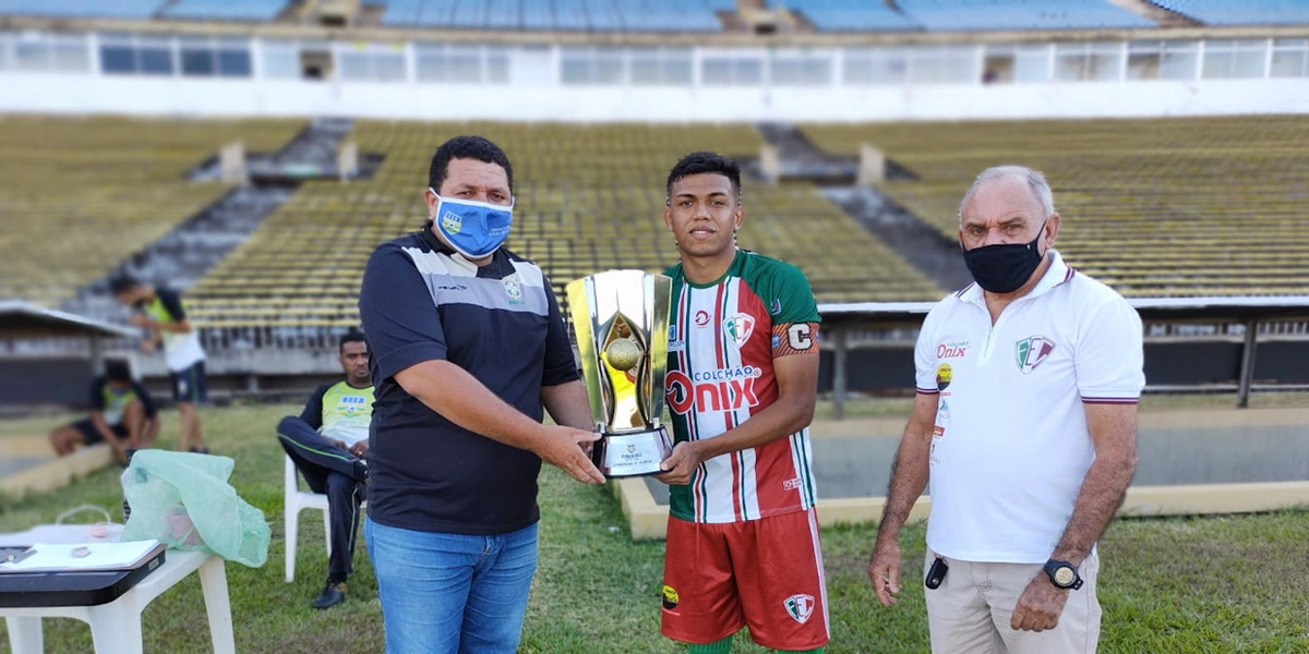 Fluminense recebe troféu simbólico como campeão do 1°turno