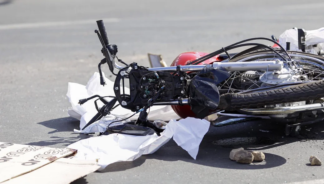 Forte impacto deixou o motociclista bastante ferido