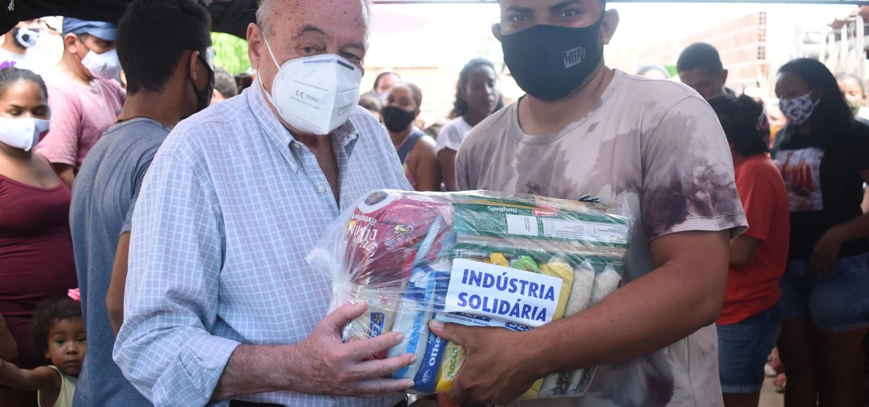 Freitas Neto entrega cestas
