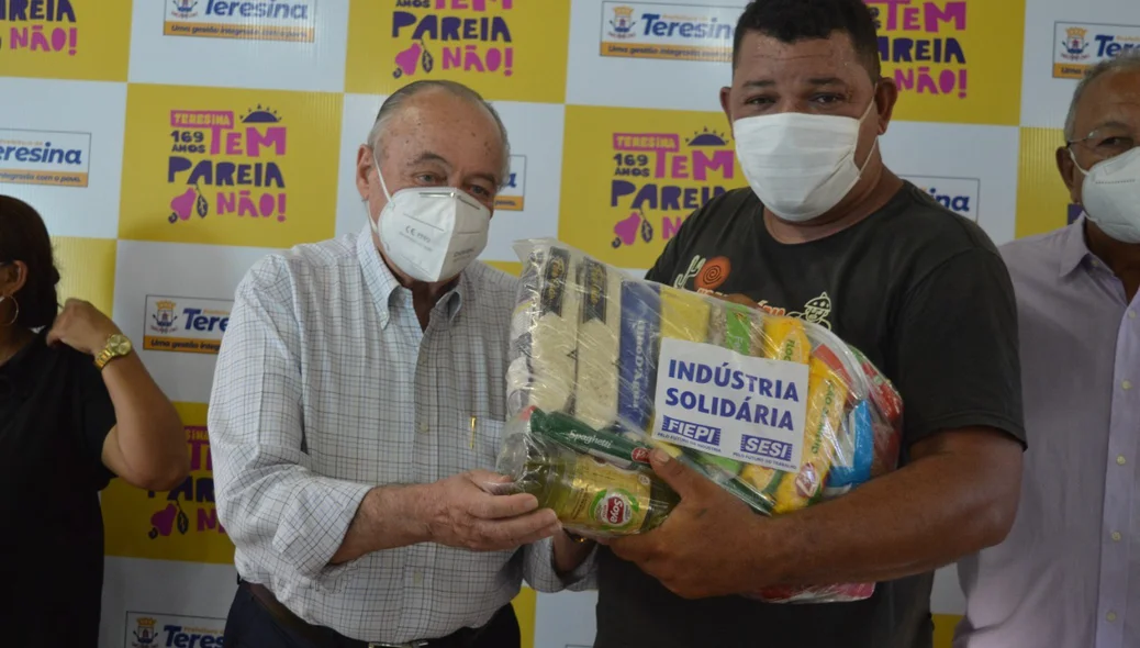 Freitas Neto entrega cestas em evento