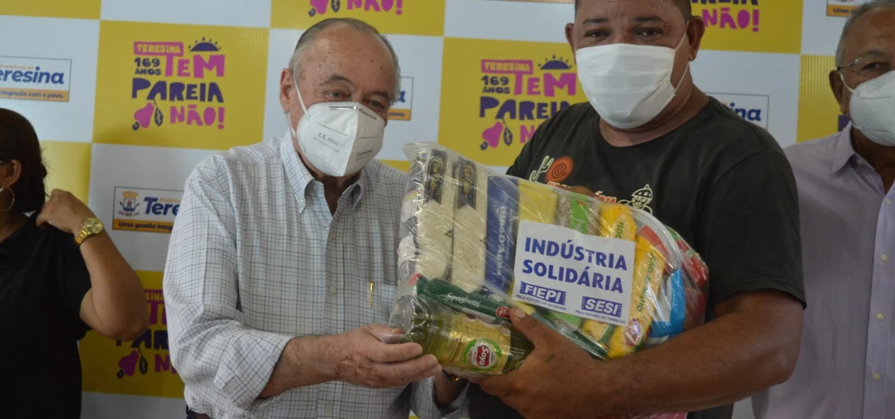 Freitas Neto entrega cestas em evento