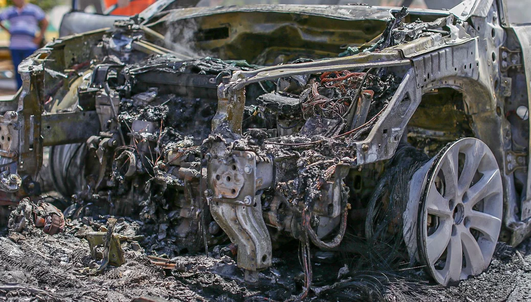 Frente do veículo destruída