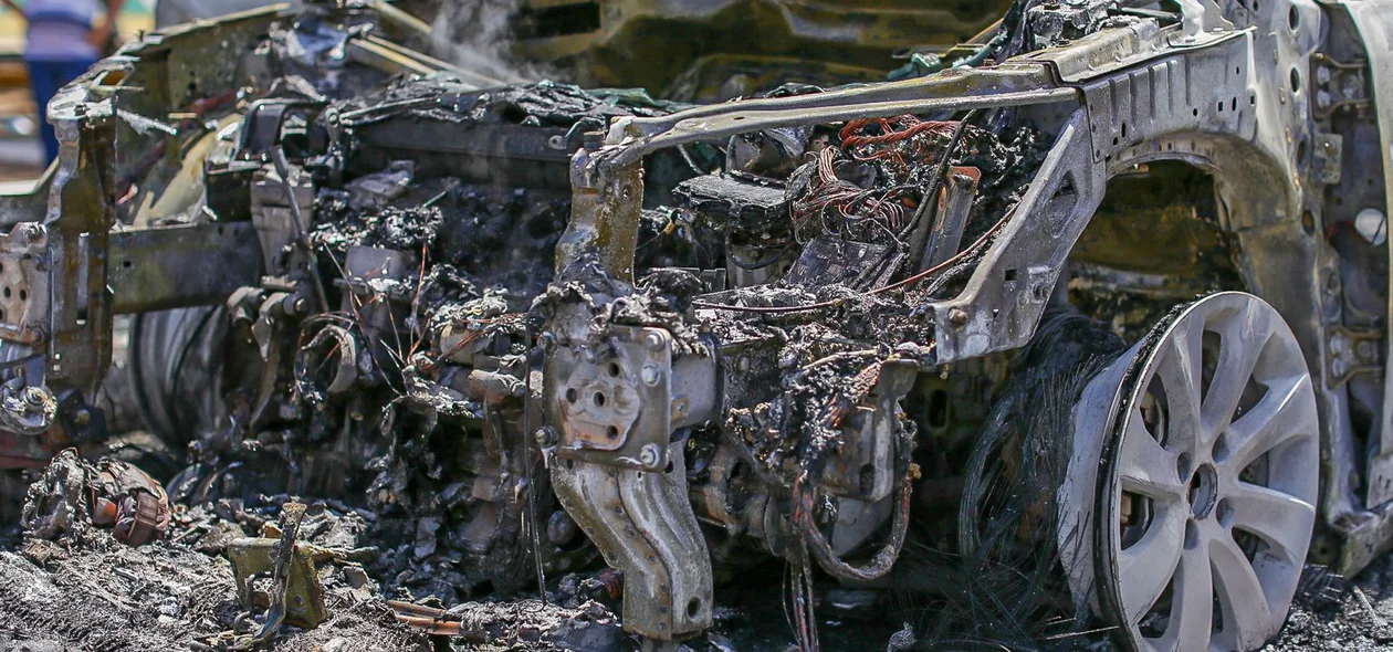 Frente do veículo destruída