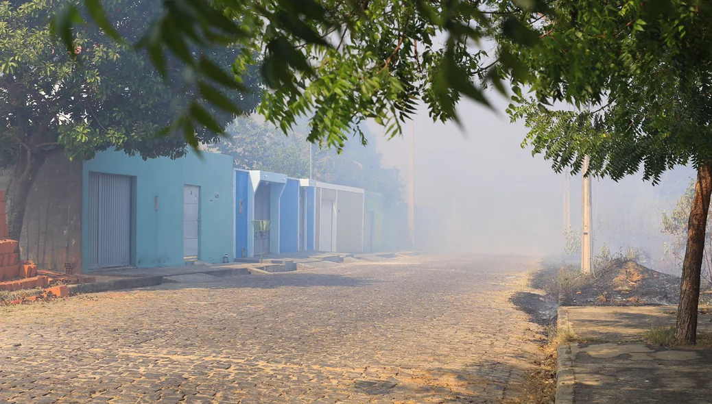 Fumaça cobre as casas no loteamento Orgmar Monteiro