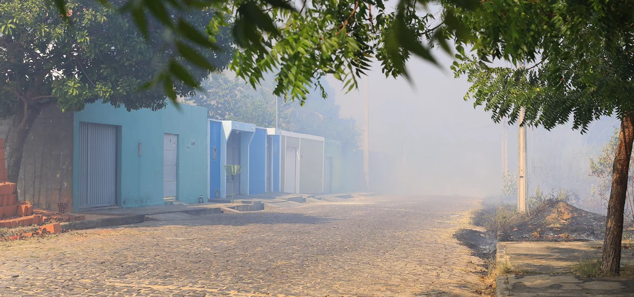 Fumaça cobre as casas no loteamento Orgmar Monteiro