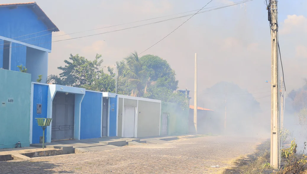 Fumaça toma de conta de residências próximas ao matagal