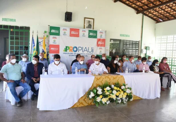 Governador comemora 100% de imunização da população acima de 18 anos em Colônia do Piauí